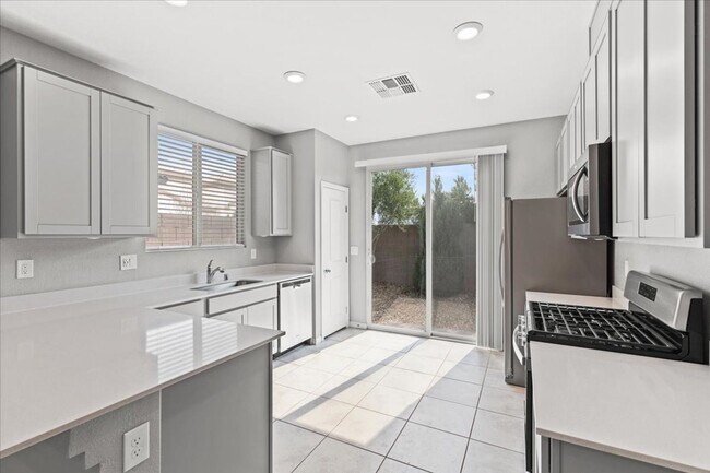 Building Photo - Beautiful Single-Story Home next to Summer...