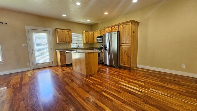 Building Photo - 2718 N Elm Dr