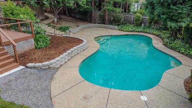 Building Photo - Gorgeous Executive Level Home 4 beds 3 baths close to hospitals and courthouse