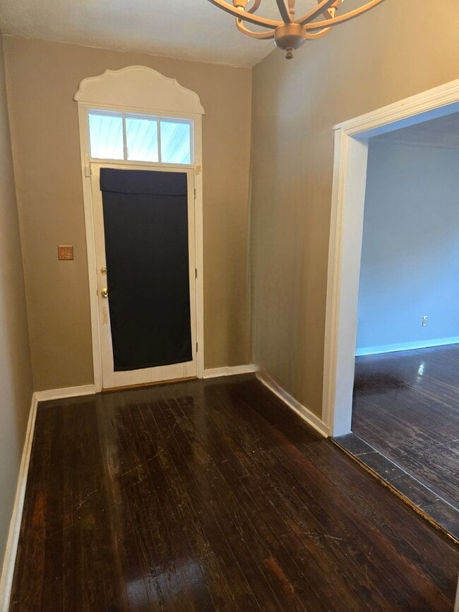 Building Photo - FOR RENT centrally located and convenient to Downtown! Available NOW!