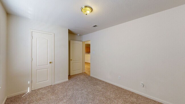 Building Photo - Look at all the space only $995!!!