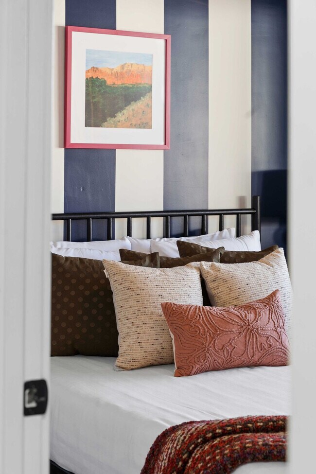 Building Photo - 4530 W Paradise Dr