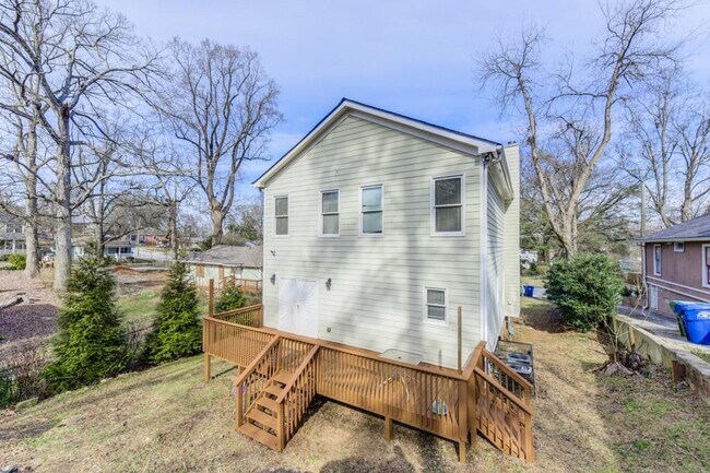 Building Photo - 105 Vanira Ave SE