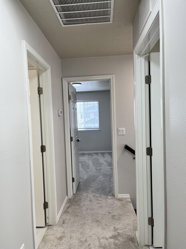 Building Photo - 2057 W Shy Creek Pl