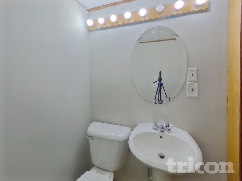 Building Photo - 1000 Concordia Ave