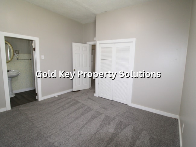Building Photo - 3 Bed 1 Bath Home For Rent W/ Fenced Yard