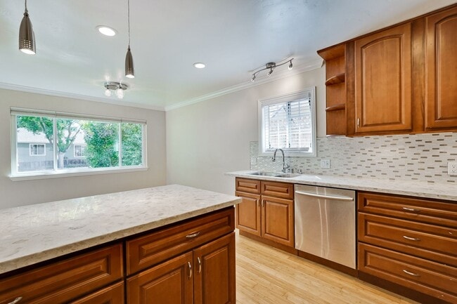 Building Photo - Updated 3 bedroom , 2 bath home in Mountai...