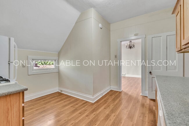 Building Photo - 1040 E 200 S