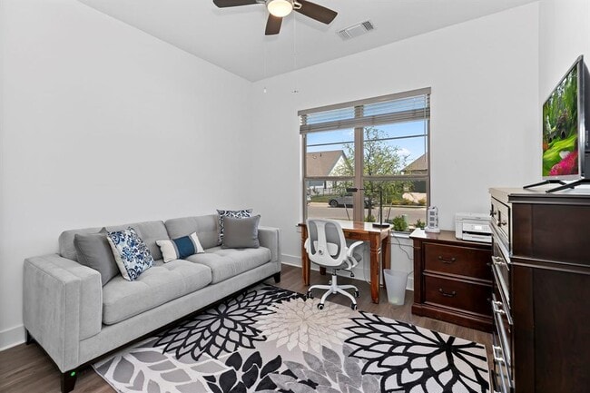 Building Photo - 523 Hallwood Dr