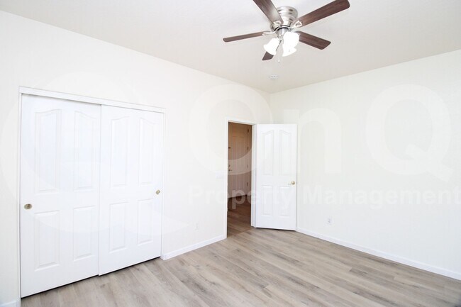 Building Photo - 3250 E Hampton Ln