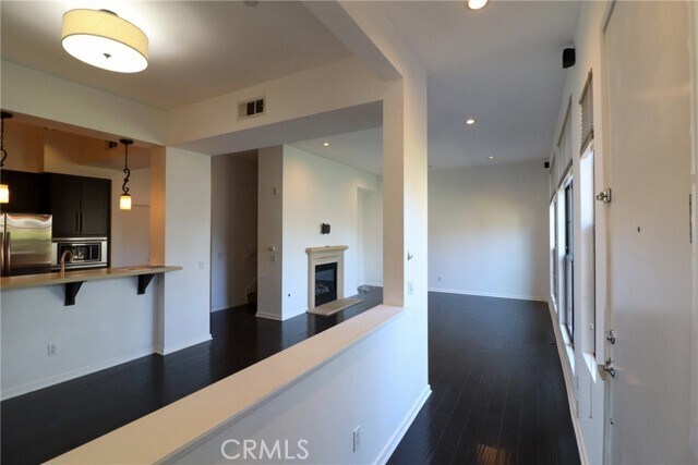 Building Photo - 561 W Maple Ave