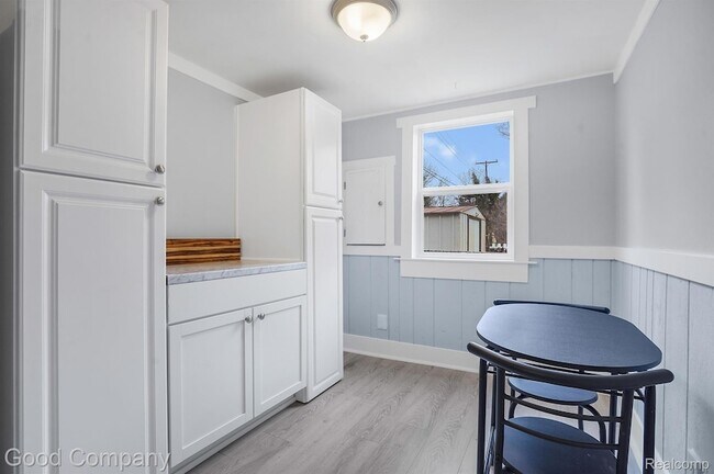 Building Photo - 47181 Pinecrest Dr