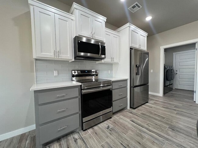 Building Photo - 2184 Hilltop Ln