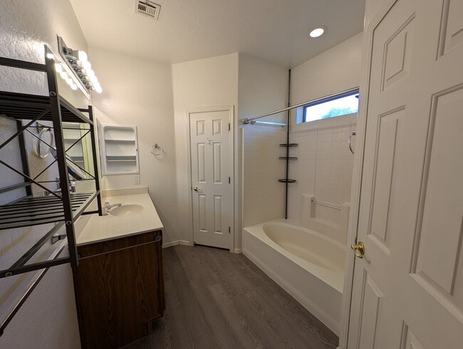 Building Photo - 3 Bedroom Home in the Crismon Crossing Com...