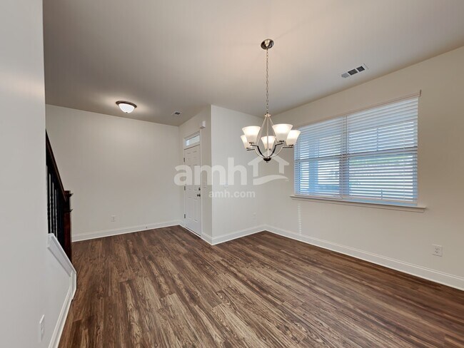 Building Photo - 5275 Valley Dr