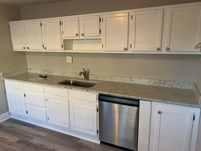 Building Photo - Stunning 4 Bed / 2 Bath Home in the Heart ...