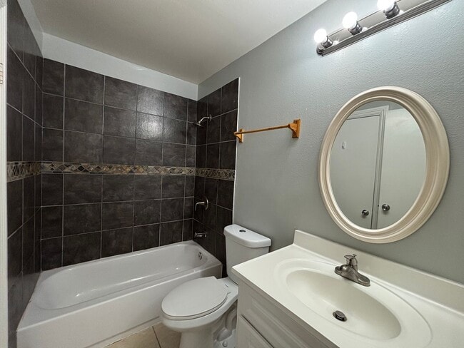 Building Photo - Spacious 3BD/2.5BA Townhouse in UTC W/ 2-C...
