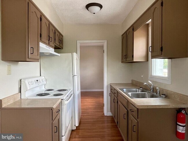 Building Photo - 317 BRIDGE St