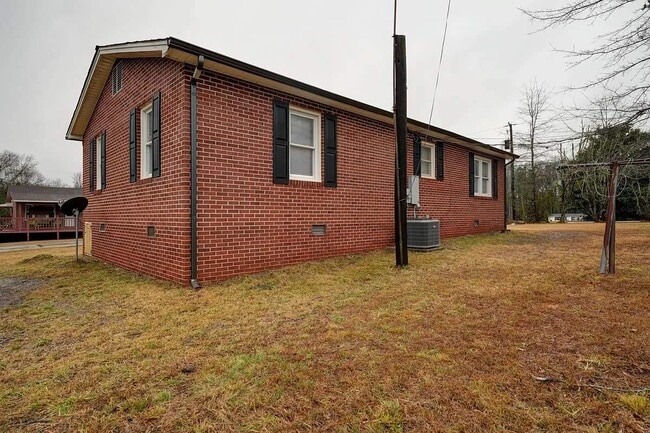 Building Photo - 421 sharpe st woodruff sc
