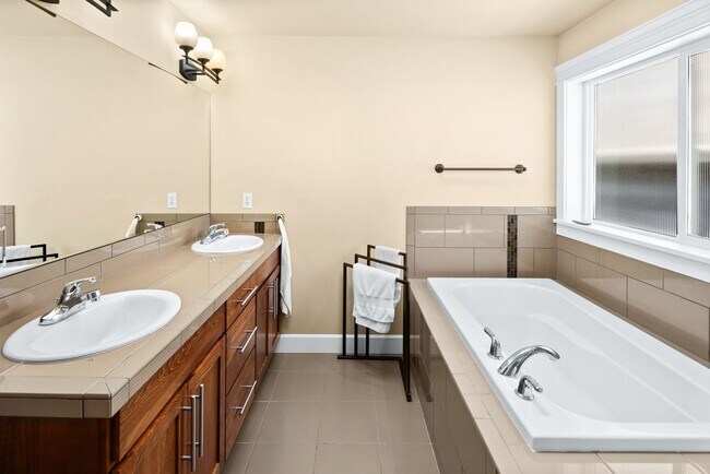 Building Photo - Gorgeous Big Ravenna Home in Seattle
