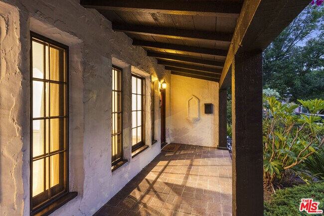 Building Photo - 1169 S Sierra Bonita Ave