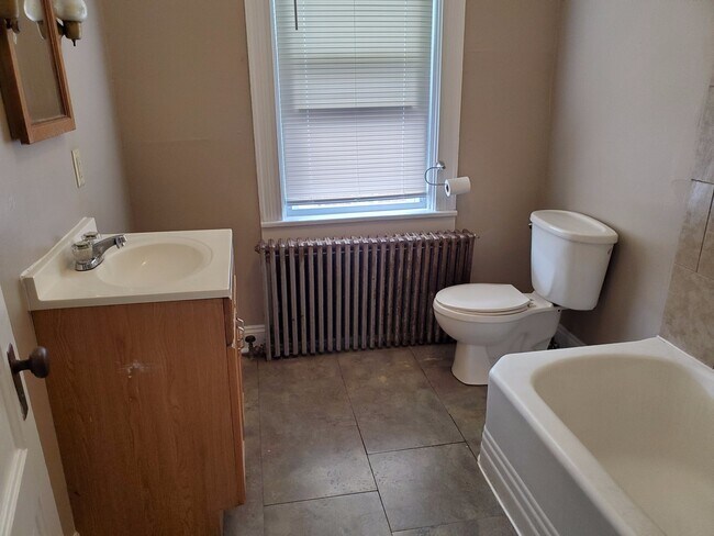 Building Photo - 602 N Plum St