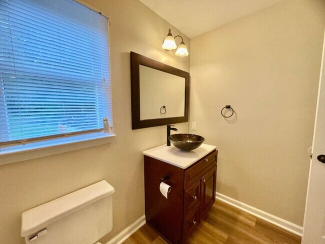 Building Photo - 3 Bed, 2 Bath Nest In Fayetteville