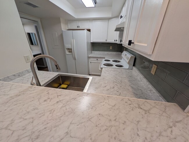 Building Photo - Ground Floor UPDATED 1/1 Washer Dryer Hookups