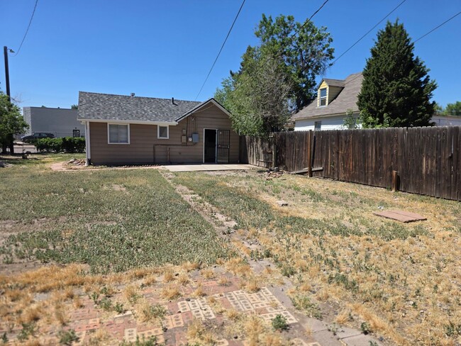 Building Photo - SPACIOUS, BRIGHT 2 BEDROOM - LARGE YARD