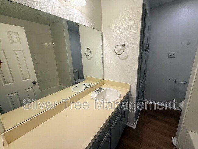 Building Photo - 6845 S Creek Dr