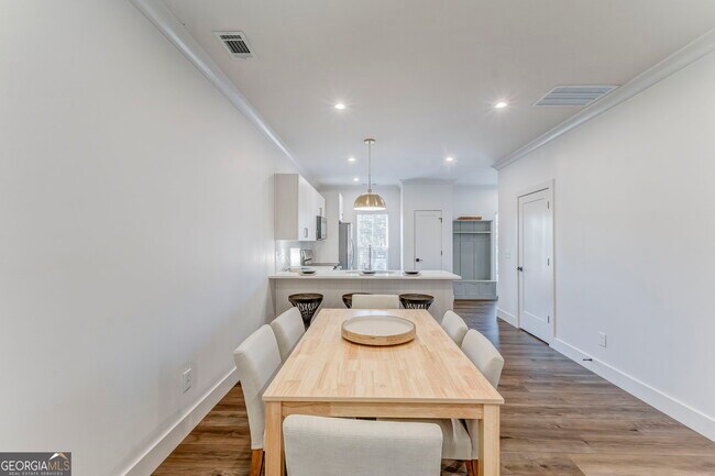 Building Photo - 121 Chateau Dr SE