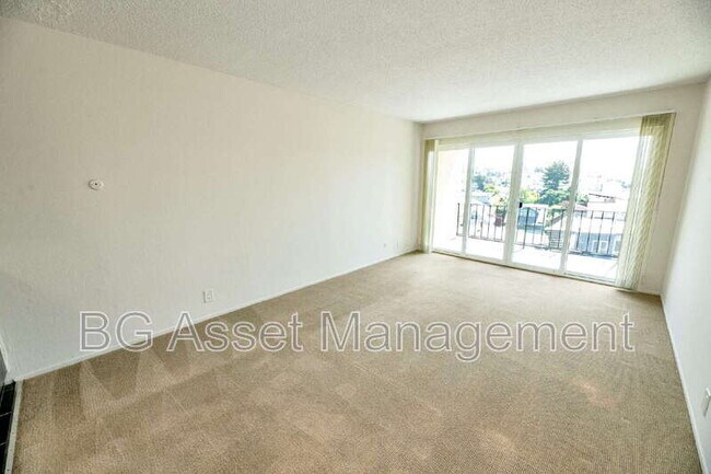 Building Photo - 480 Crescent St