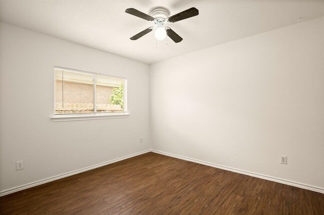 Building Photo - 410 Woodford Dr