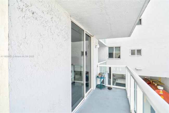 Building Photo - 2457 Collins Ave