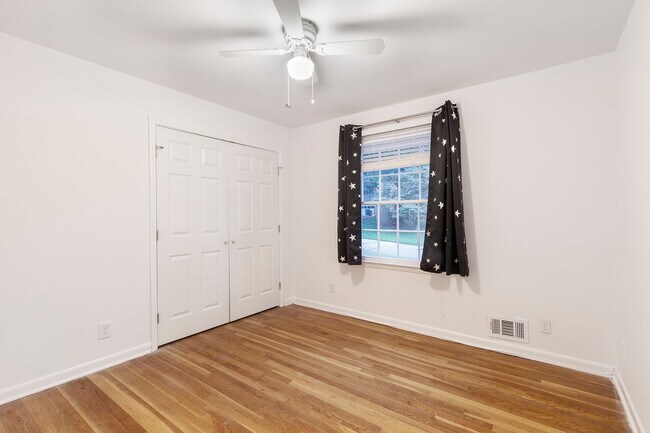 Building Photo - Spacious 3bd/2ba w/ 2 Car Garage and Large...