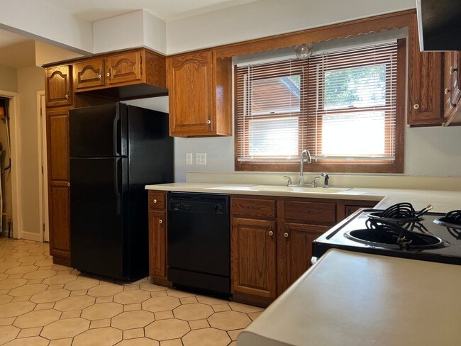 Building Photo - 137 Sumac Dr