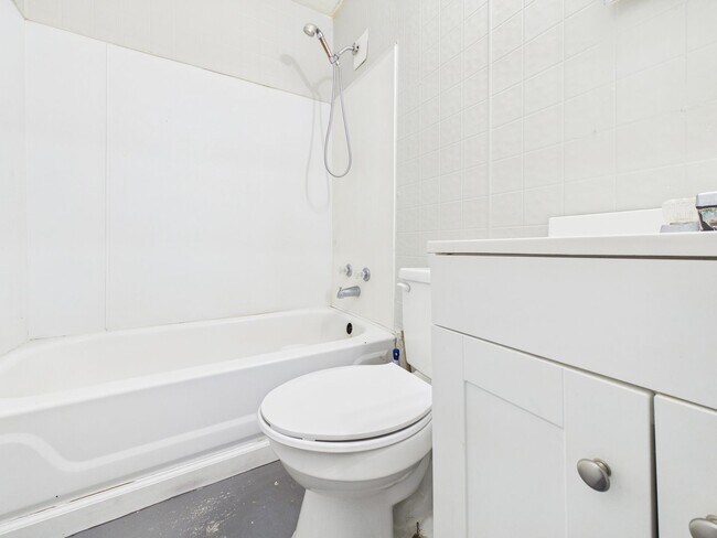 Building Photo - 2 Bedroom 1 bathroom Home