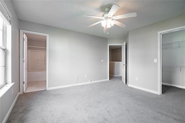 Building Photo - 401 Red Coat Ln