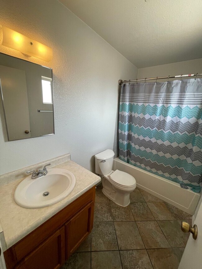 Building Photo - 3 BEDROOM HOME ON HUGE LOT WITH SOLAR  INCLUDED!