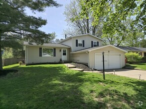 Building Photo - Charming Home in Quiet Neighborhood