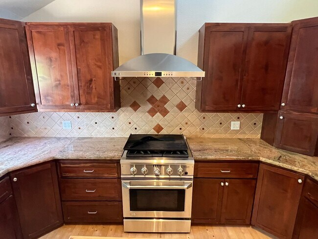 Building Photo - Fantastic 4 bed 3 bath home in the Highlan...
