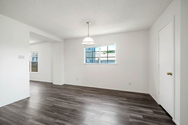 Building Photo - 3 Bedroom and 2 Bathroom located  in Brentfield Subdivision