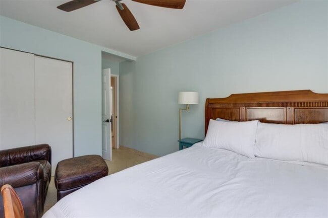 Building Photo - 936 NE 26th Ave