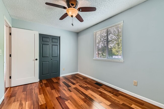 Building Photo - 4 Bedroom 2 Bath House In Louisville! Avai...