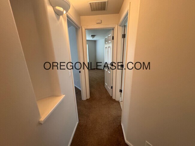 Building Photo - West Eugene 3 bedroom 2 bath home