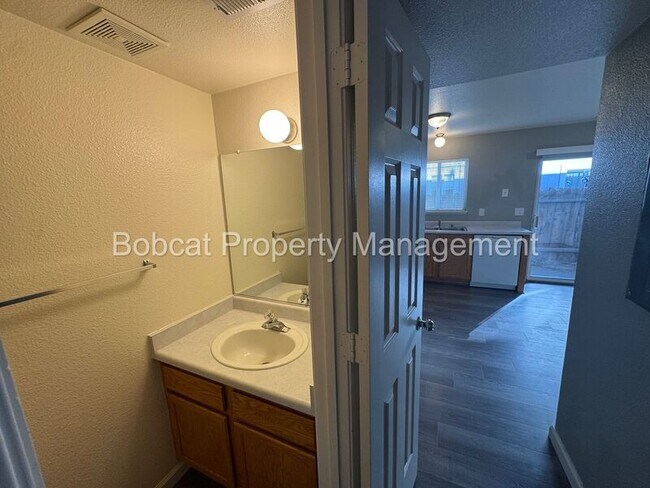 Building Photo - 3919 Pheasant Dr