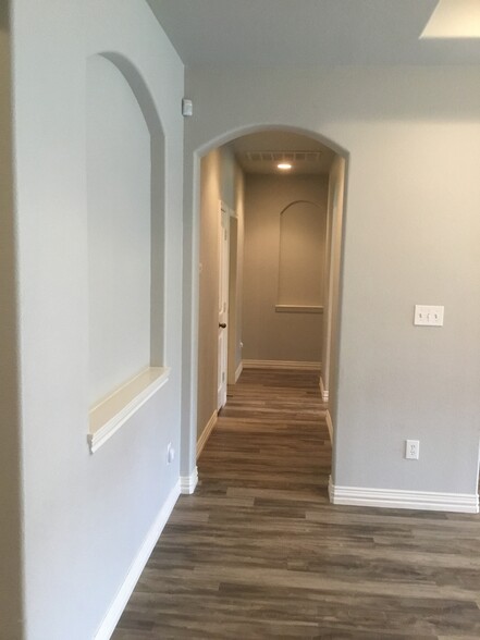 Building Photo - 502 Spring Dr