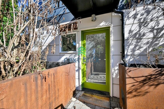 Building Photo - Stylish 2 Bed 2 bath Townhome for Rent