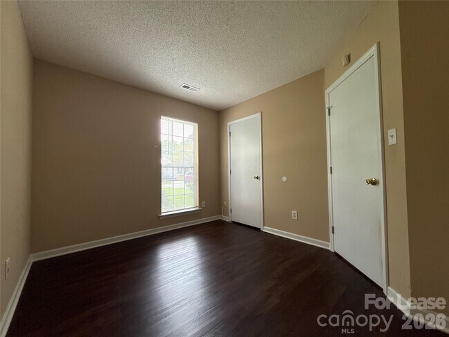Building Photo - 7037 Breeders Cup Cir
