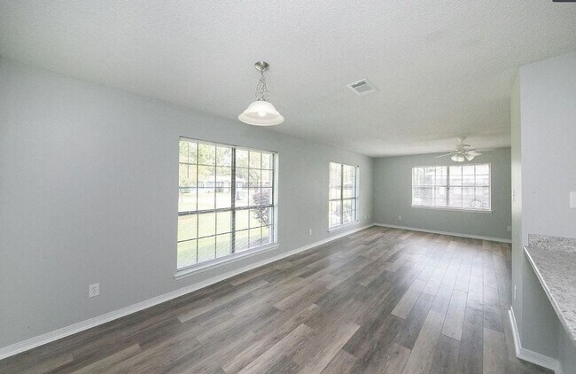 Building Photo - 513 W Rose Ave